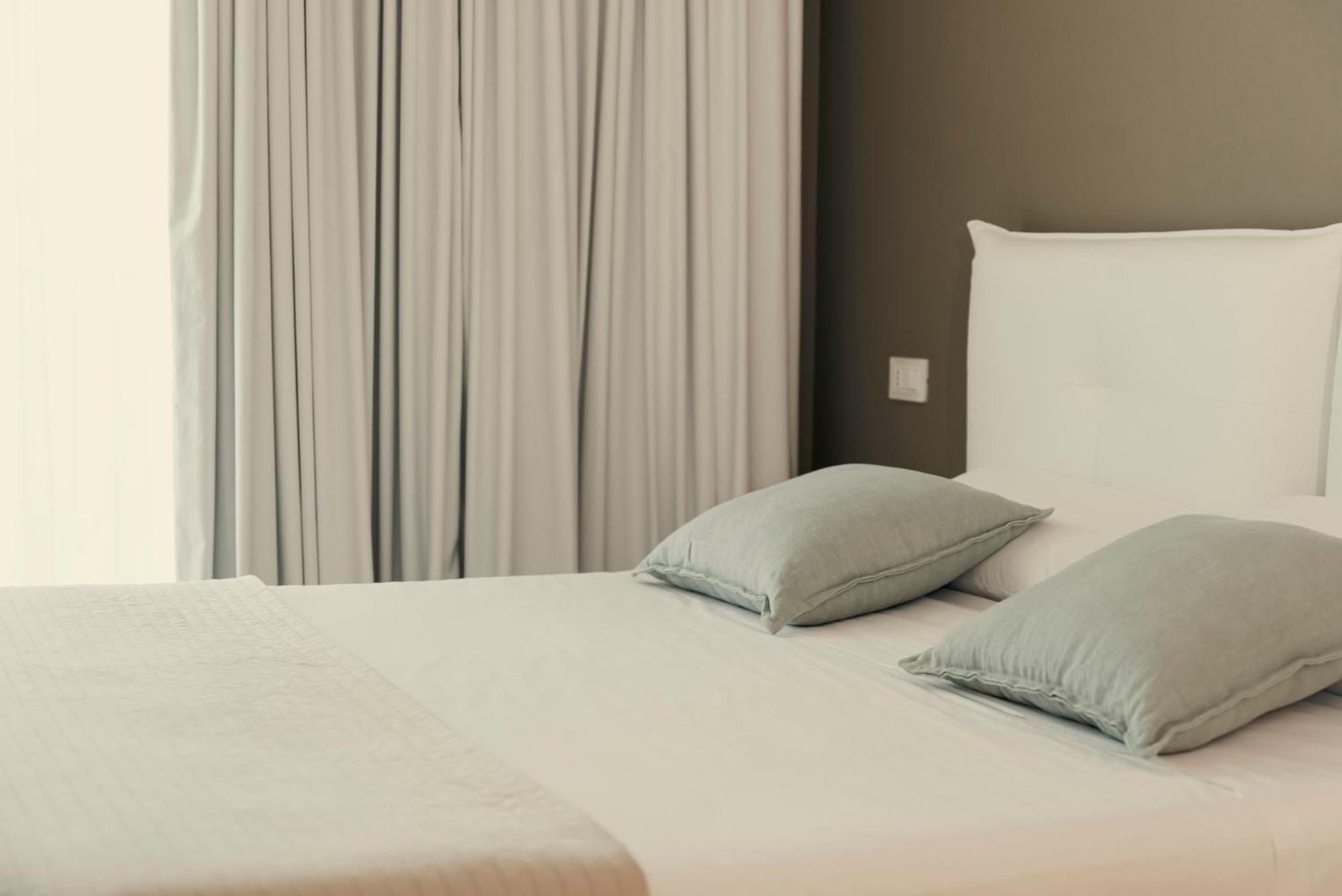 Copacabana Hotel Design มาร์เกริตา ดิ ซาวอยา ภายนอก รูปภาพ