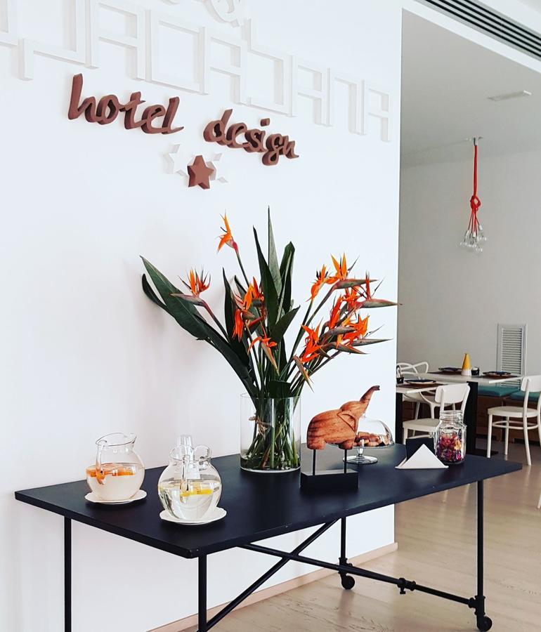 Copacabana Hotel Design มาร์เกริตา ดิ ซาวอยา ภายนอก รูปภาพ
